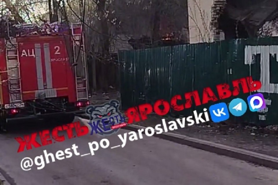    На месте работают пожарные. Фото: телеграм-канал Жесть Ярославль.