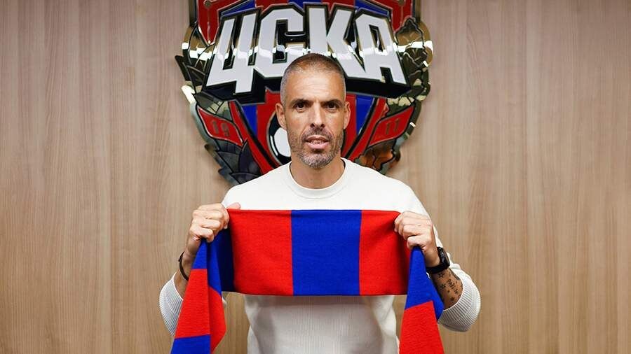 🎙Челестини: «За последние четыре года я завоевал четыре титула, играя по одной схеме».Главный тренер ЦСКА Фабио Челестини заявил, что не собирается менять игровую схему в ближайших матчах, несмотря на плохие результаты команды в весенней части сезона.-Будете ли играть прагматичнее в следующих матчах, чтобы добиться результата?-Мы выигрывали ранее, когда играли так, как всегда, когда следовали одному направлению. Так было и в матче со «Спартаком» в первом круге. Потом были и плохие матчи, но это нормально. Если по одной схеме играешь, идешь в одном направлении, тогда добиваешься успеха. Хотим придерживаться наших принципов и нашей идеи, верить и следовать ей. Если постоянно что‑то менять, тогда ты не добьешься успеха.За последние четыре года я выиграл четыре титула, играя по одной схеме, следуя одному направлению. Были и сложные вопросы, как сегодня, в том числе в «Базеле». Сейчас мы тоже близки к титулу — Кубок России. Надо верить в процесс, не играть от соперника. Понятно, что соперника надо учитывать, но это не значит, что надо изменять своим идеям.- Будет ротация в матче с «Зенитом»?—  Нет. Лучший способ подготовиться к «Спартаку» — провести хороший матч с «Зенитом».Цитирует специалиста «Матч ТВ».#ЦВБП @Konivuprazke