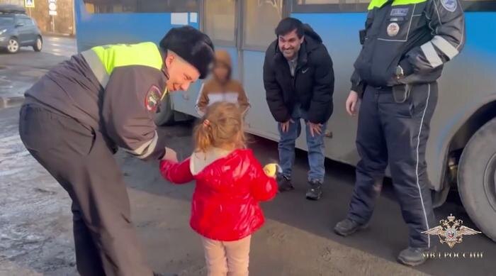 В Кузбассе спасли четырёхлетнюю девочку, которая потерялась и вышла на трассу. Обложка © Telegram / Ирина Волк