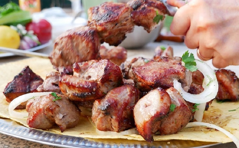 Как приготовить сочный шашлык по-кавказски: секрет маринада и идеальной прожарки