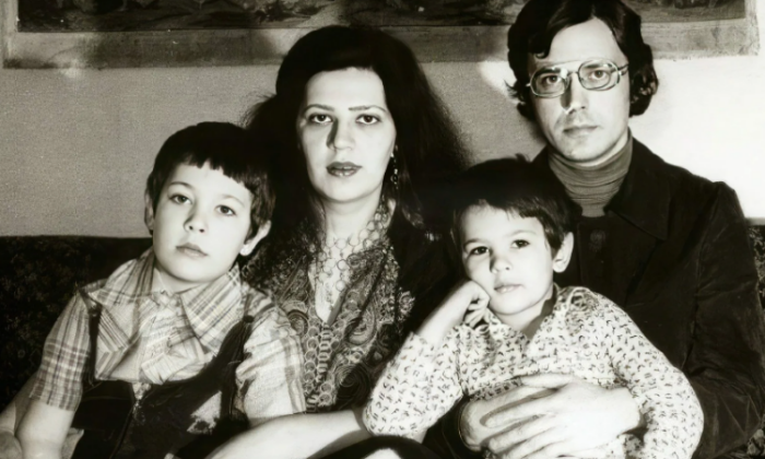 Артемий Лебедев в детстве с родителями и братом.