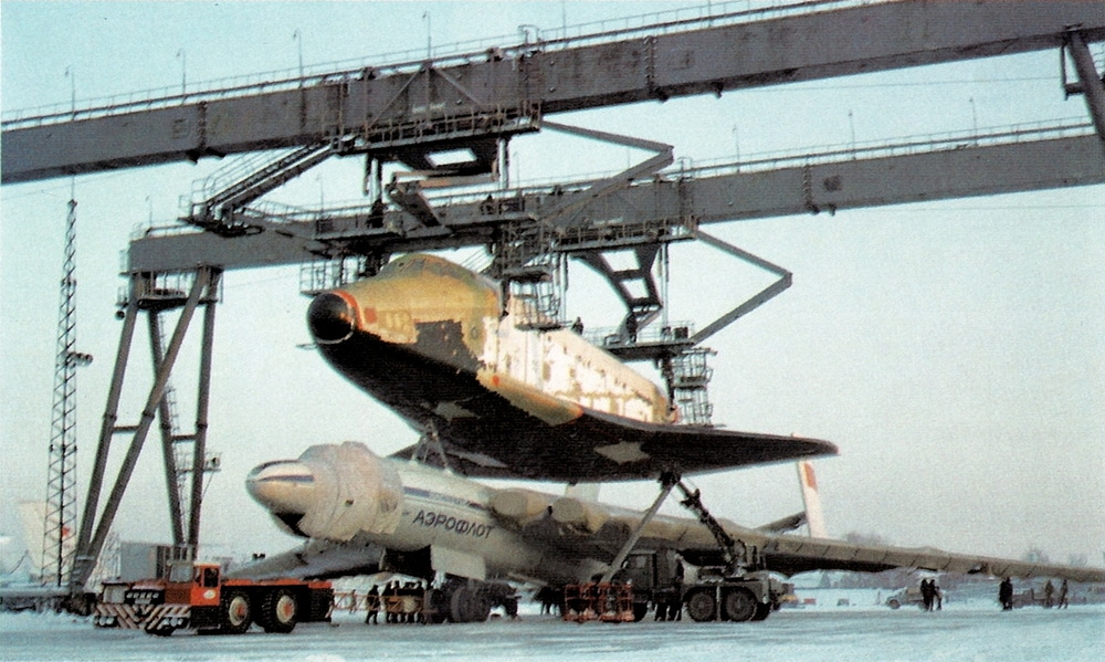 Первый полёт ВМ-Т с «Бураном» состоялся 1 марта 1983 года. «Буран» перевозился без киля (вертикального стабилизатора), чтобы уложиться в ограничение ~50 тонн. Доставка изделия на Байконур 23 марта 1988 года сопровождалась драматичной аварийной ситуацией - утечка топлива, отказ двигателя, но экипаж П. Кучеренко успешно посадил машину. Всего ВМ-Т совершил более 150 рейсов на Байконур с компонентами программы «Энергия-Буран».