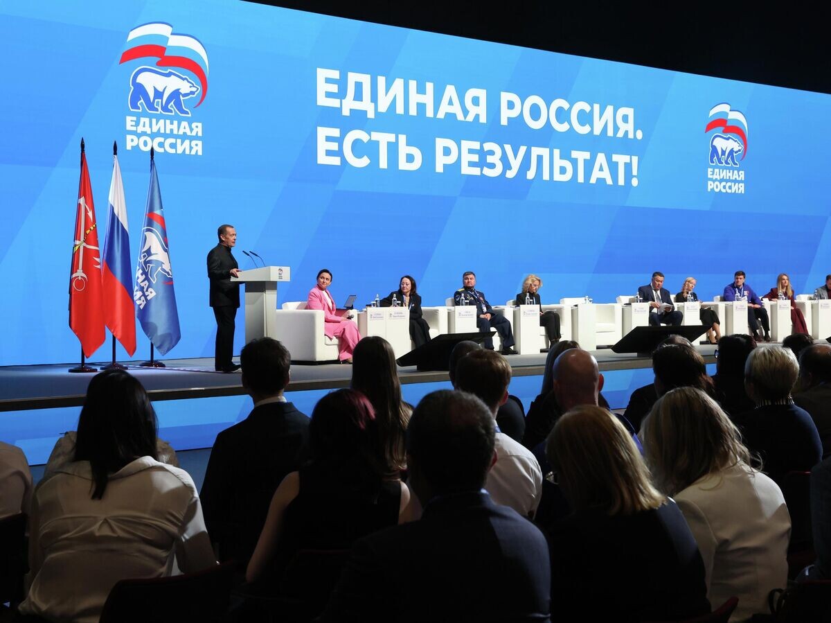    Зампред Совбеза РФ Дмитрий Медведев выступает на отчетно-программном форуме партии "Единая Россия" в Санкт-Петербурге | © РИА Новости / Екатерина Штукина