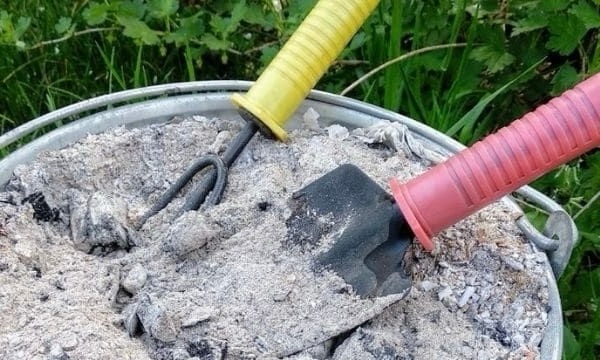Зола на огороде - польза или вред? Почему одни получают урожай, а другие портят почву, главные ошибки дачников