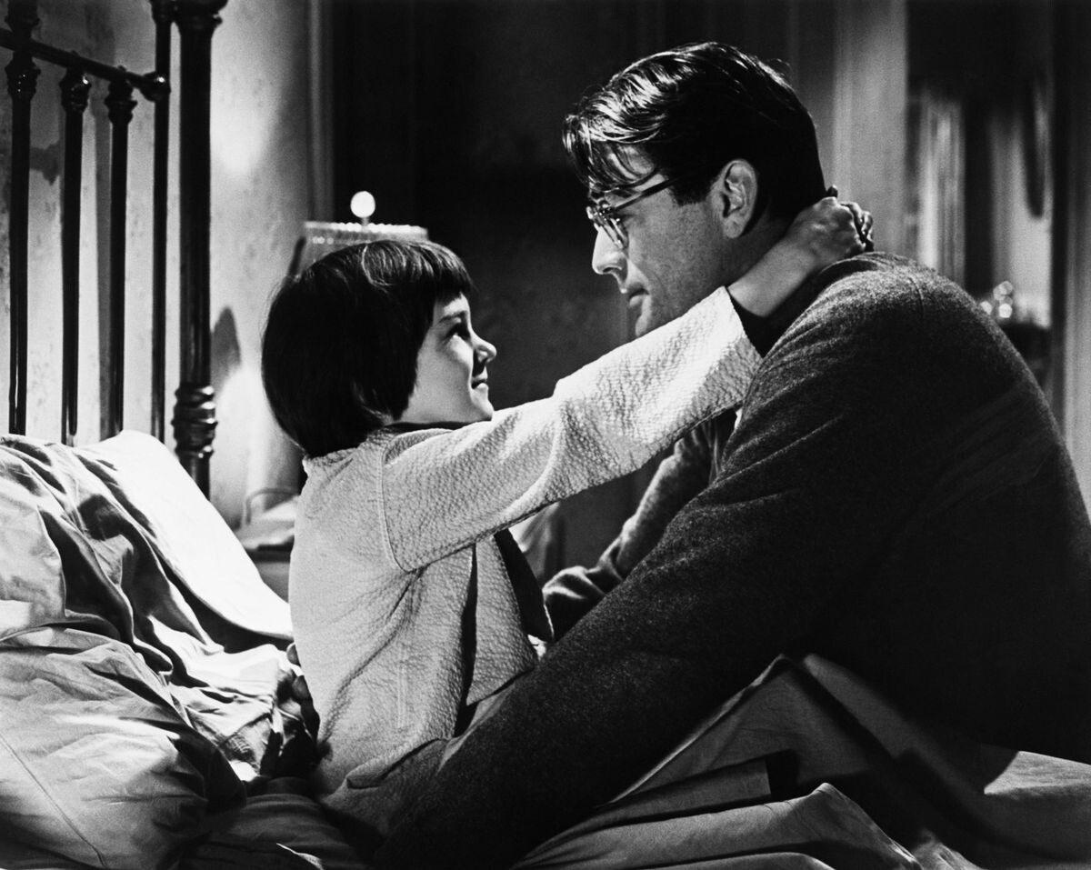 Кадр из фильма«Убить пересмешника» (1962г.) Мэри Бэдам и Грегори Пек в главных ролях