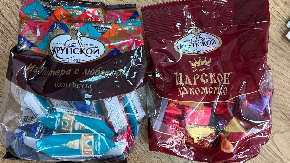 Мне подарили две пачки конфет из Питера
