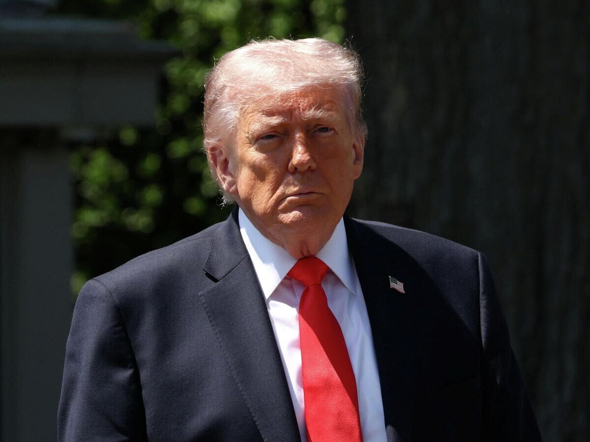    Президент США Дональд Трамп беседует с журналистами у Белого дома в Вашингтоне | © REUTERS / Kevin Lamarque