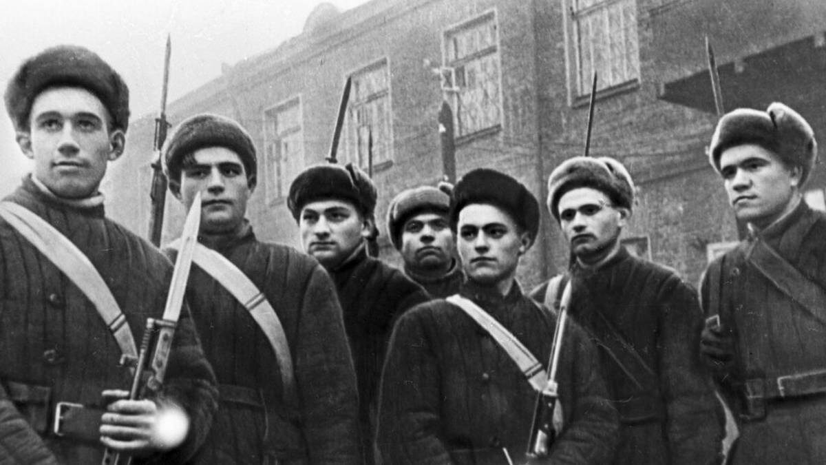    Эти ополченцы 18-й Московской дивизии выглядят крепкими и молодыми. А вот в 4-й дивизии, где служил Петр Пшеничный, преобладали интеллигенты средних / Фото: Александр Устинов / РИА Новости