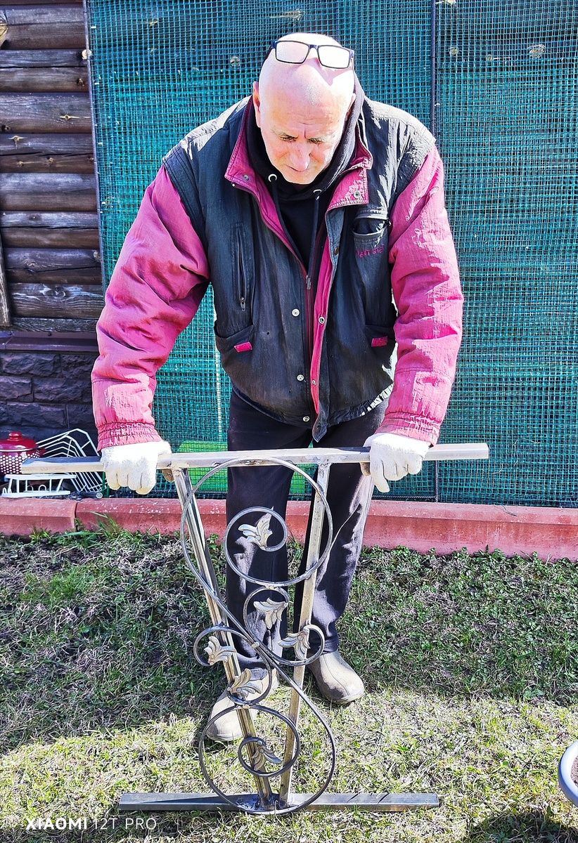 Одна боковая стойка. Мастер в работе.