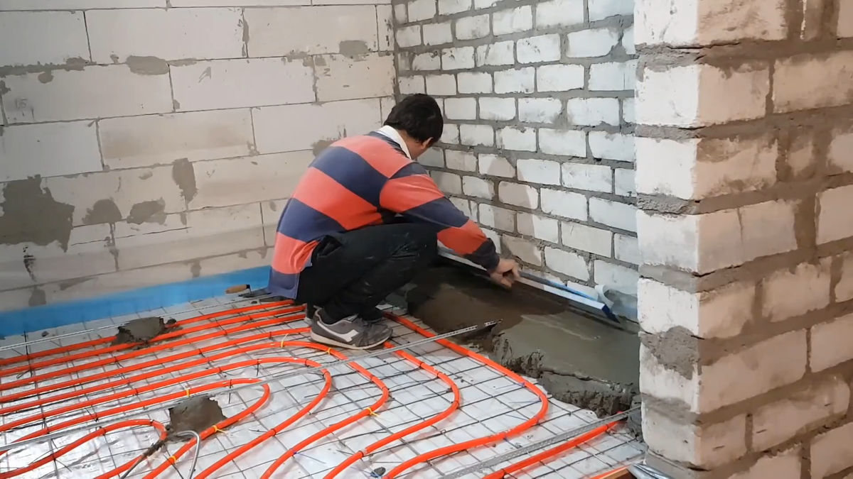 На стадии строительства я запланировал систему тёплого пола в доме и не жалею, окупилась.