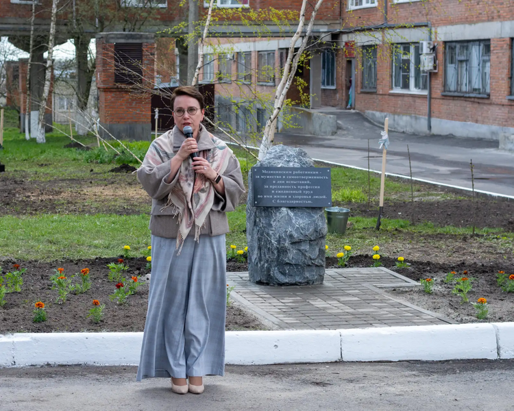     В Курске возле БСМП установили памятный знак медикам за самоотверженность
