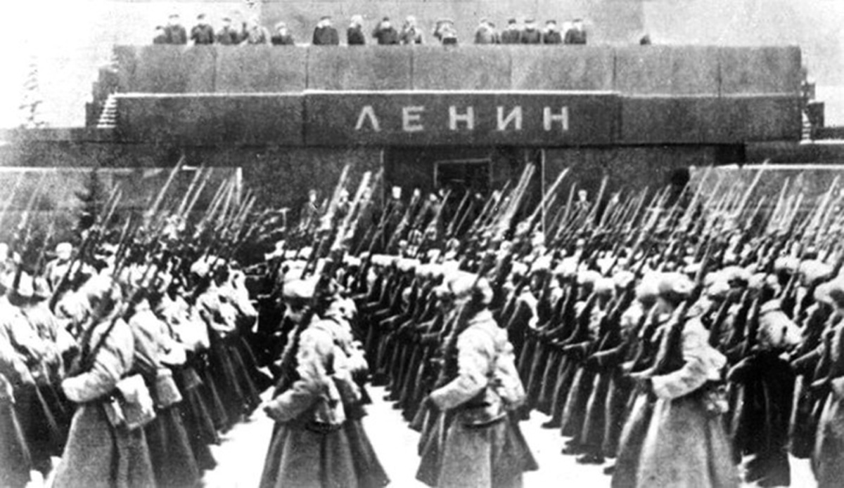 Легендарный парад 7 ноября 1941 года в осажденной врагом столице. Фото из открытого доступа