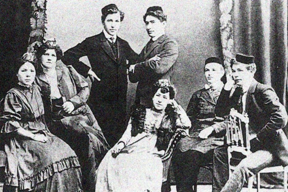    Кариев (слева сверху) и труппа «Сайяр». предоставлено пресс-службой театра Камала