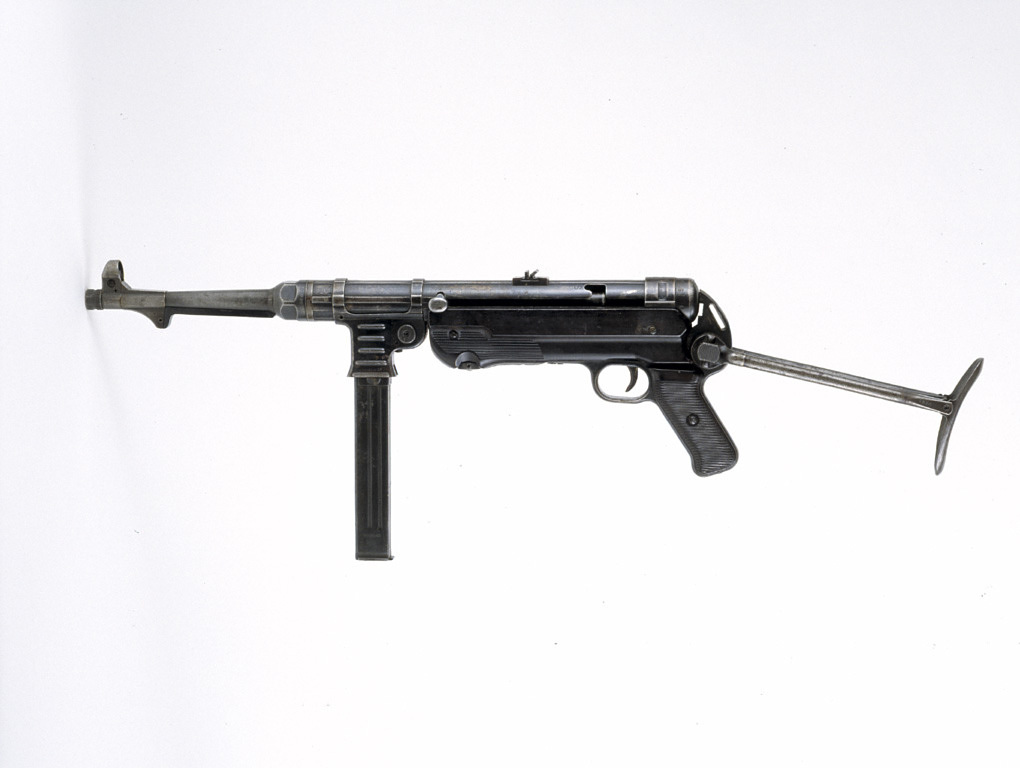 МП-40 — первая массовая схема под-складного приклада. Германия, начало 1940-х. По образцу МП-40 позже создавался приклад советского АКС.