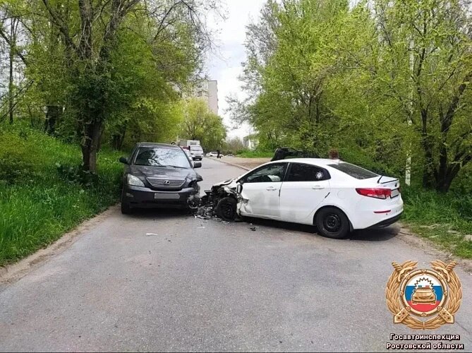 В Ростове на улице Волкова Kia Rio влетела во встречный Lexus