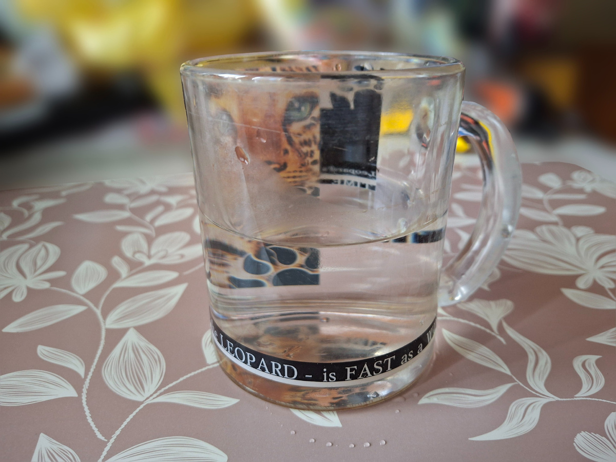 Теплая вода в стакане