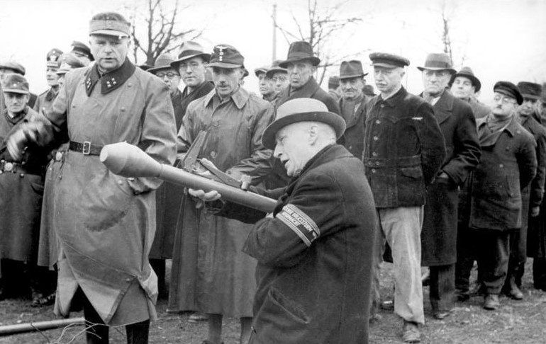 Боец Фольксштурма обучается работе с Панцерфаустом, конец марта 1945 года.
