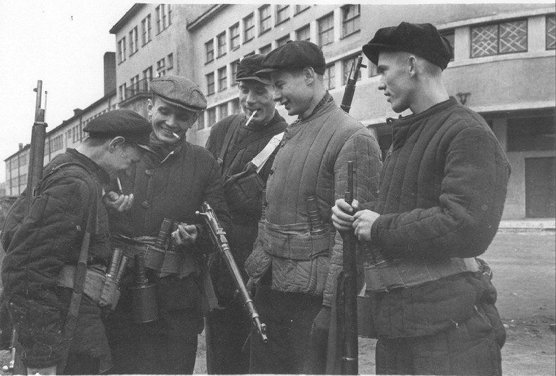 Советские рабочие-ополченцы Ленинградского Кировского завода, 1941 год. Ещё одно отличие от фольксштурма надо обозначить: с вооружением и снаряжением было получше. Не идеально, имелись трудности, но с фольксштурмом не сравнить. 