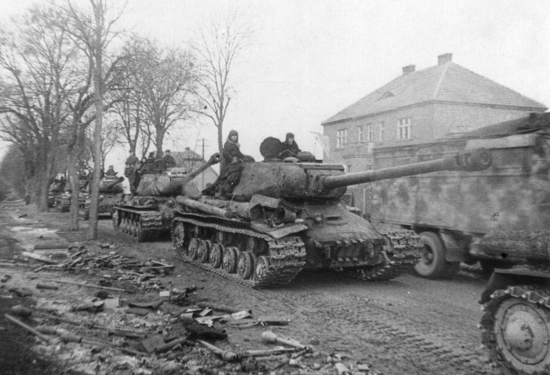 Колонна советских танков ИС-2 на дороге в Восточной Пруссии, начало 1945 года.

Фотография: Ефим Копыт
