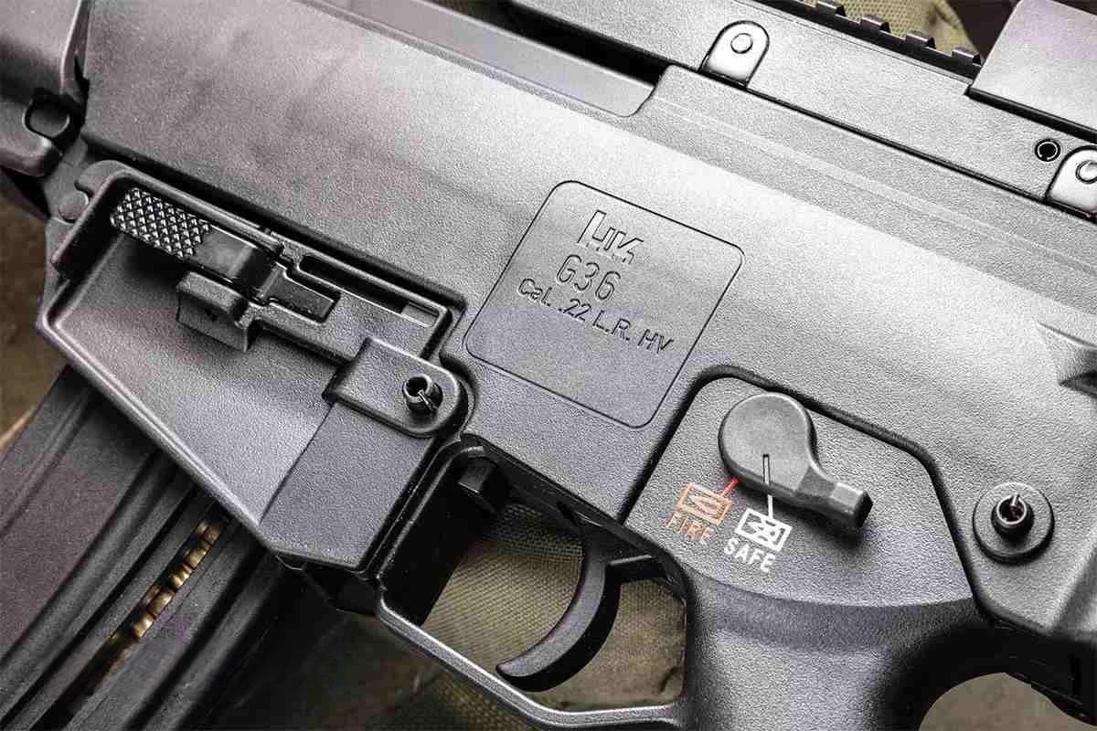 Полимерный ресивер G36 в калибре .22 LR повторяет состав оригинальной серии G36, но может вести только безопасный полуавтоматический огонь, как указано красными пиктограммами «FIRE» и белыми «SAFE».
