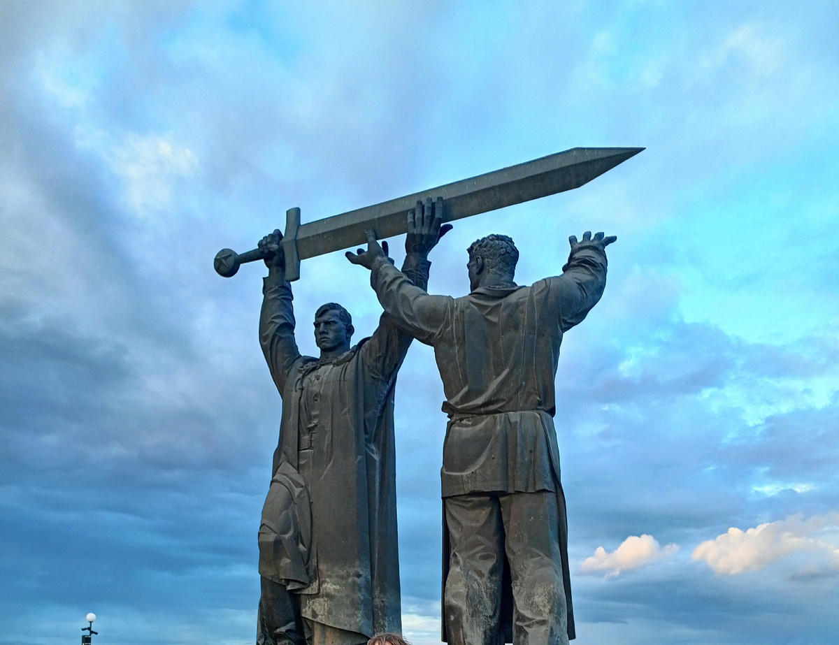 Памятник "Тыл фронту" в Магнитогорске. Фото автора. 