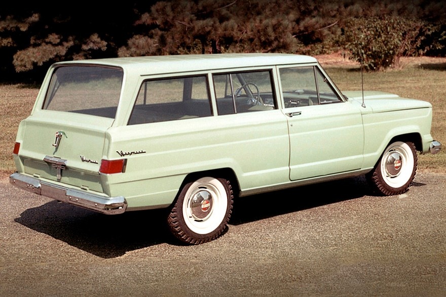    Обратите внимание: Jeep J100 Wagoneer также существовал в двухдверном варианте
