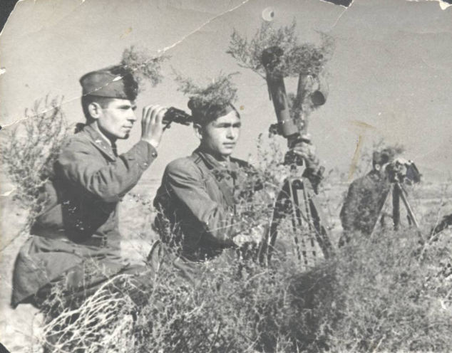 Слева направо: Парамыгин М.Ф., Шустов С.Ф., Сивак Б.И. 5 октября 1941 г.