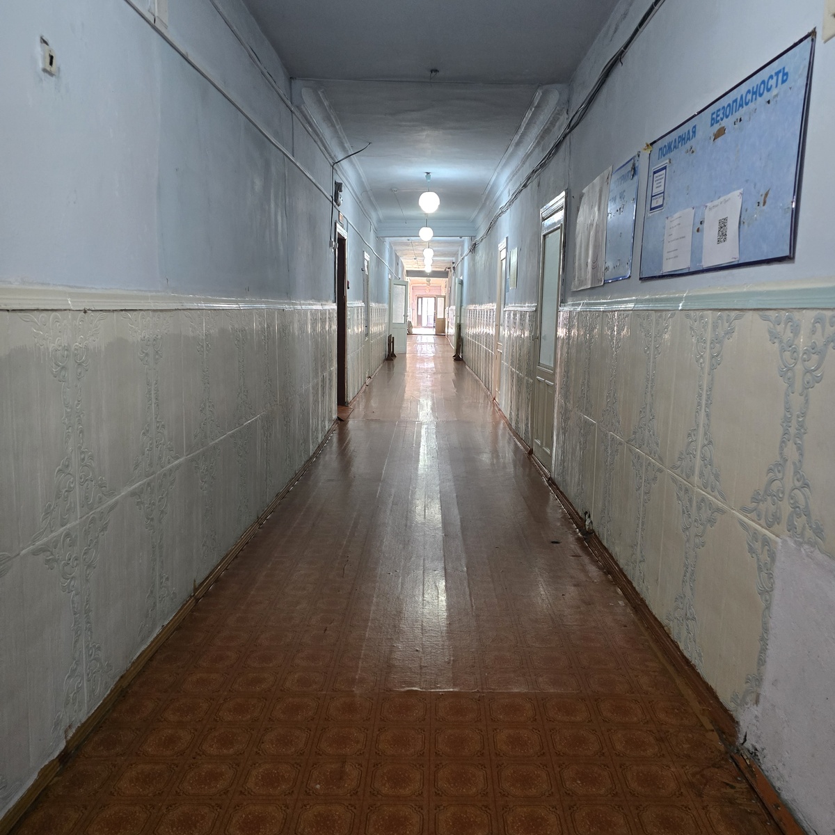 Пустой коридор приюта, где каждая дверь — чья-то судьба