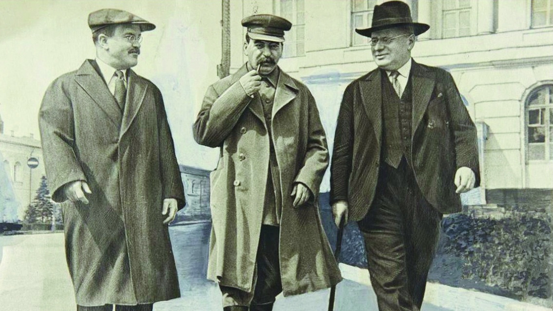 Вячеслав Молотов, Иосиф Сталин и Максим Литвинов (слева направо) на прогулке в Кремле. 1937 год
