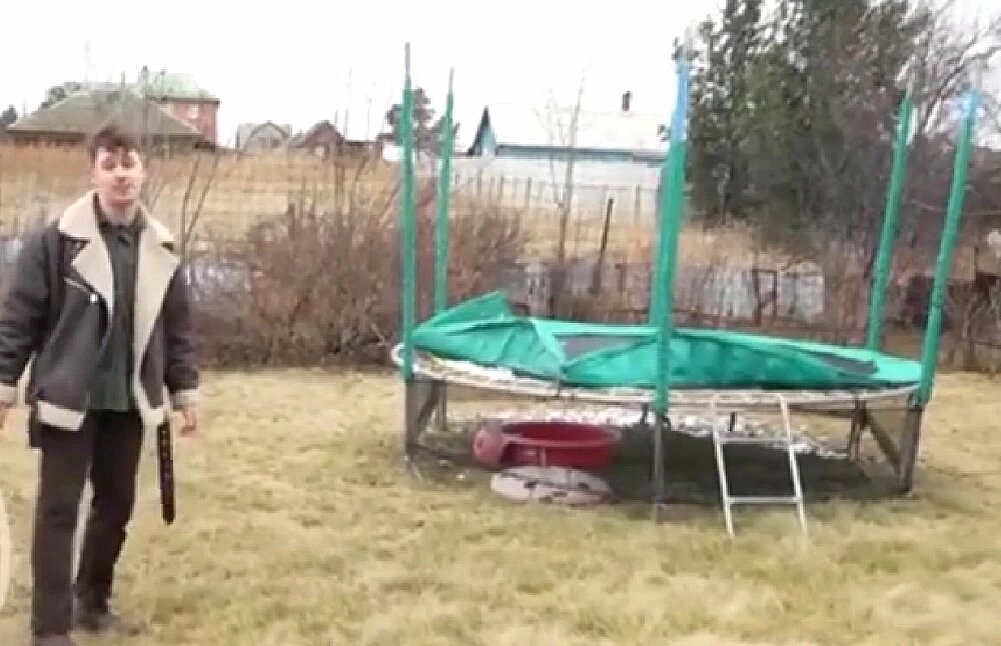    На пока не позеленевшем газоне стоит батут. Фото: Кадр видео