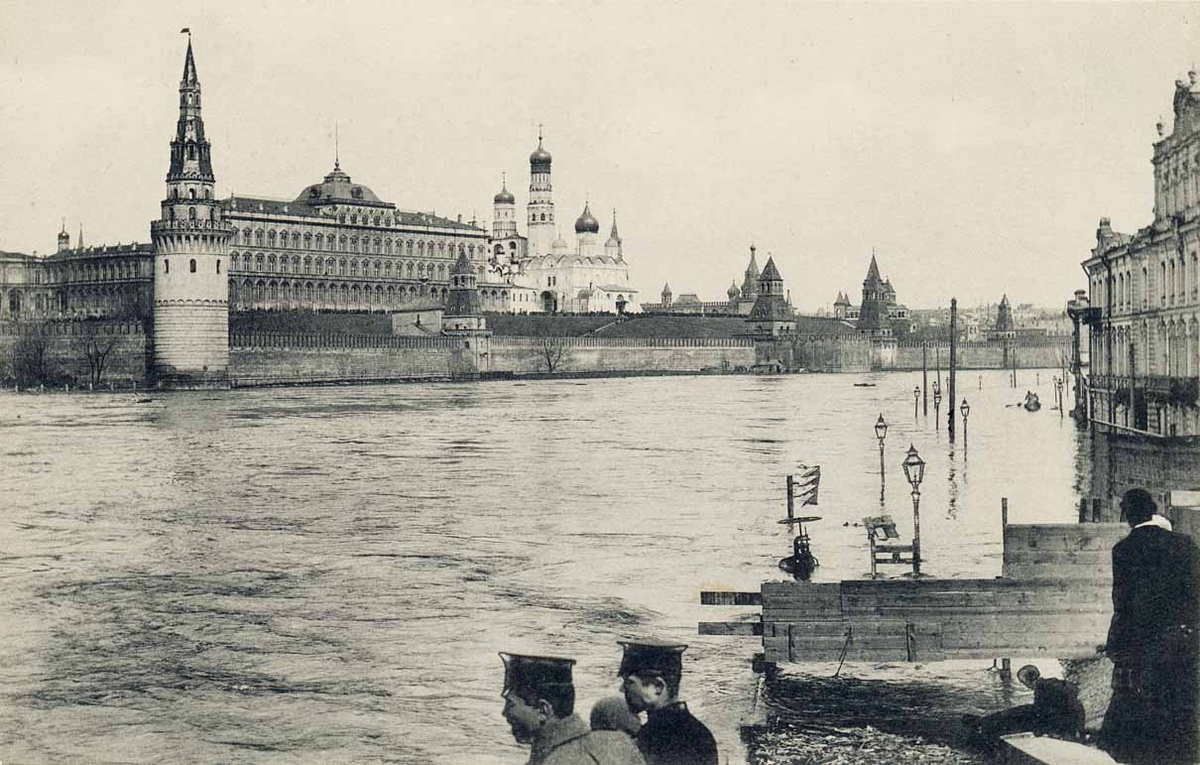 Вид Кремля с Большого Каменного моста. Апрель 1908 года