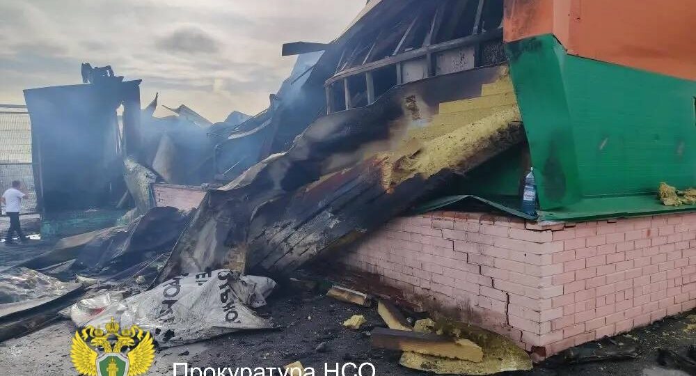 Торговый центр площадью 5 тысяч квадратных метров сгорел в Искитиме
