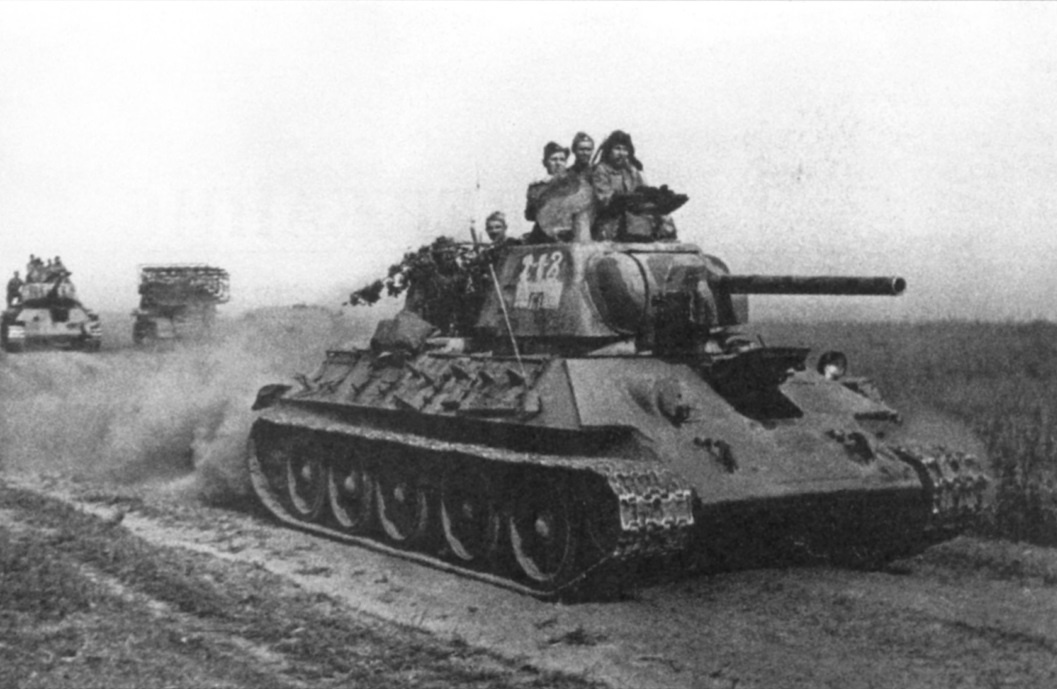 Т-34/76 производства УВЗ на марше, 10-й Уральский добровольческий ГвТК, 2-й Украинский фронт, лето 1944 г.
Источник: war-book.ru