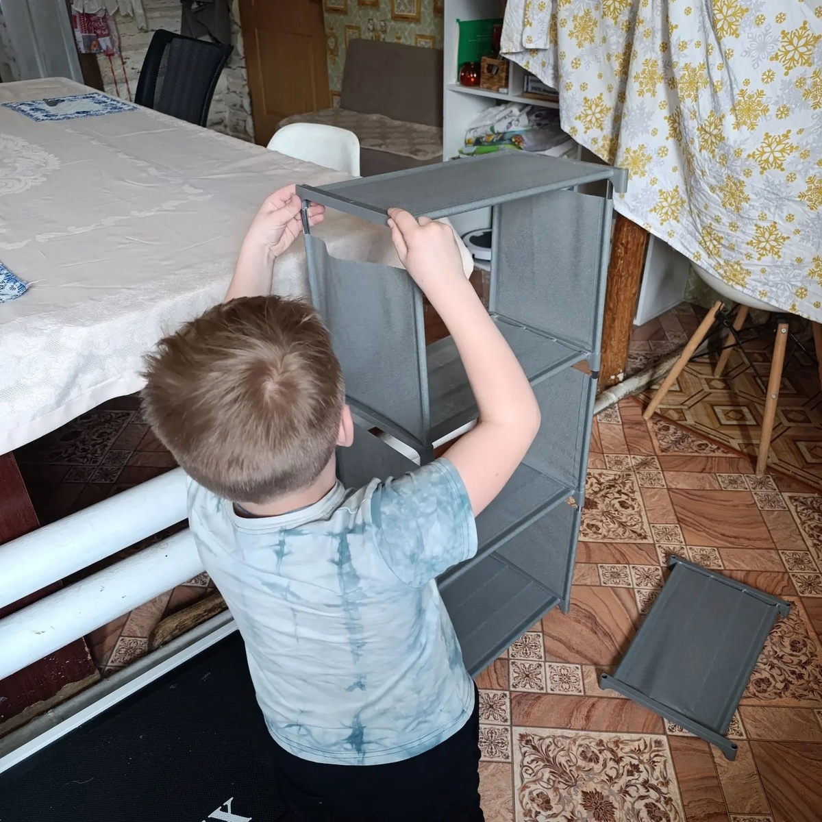 Внук собирает стеллажик