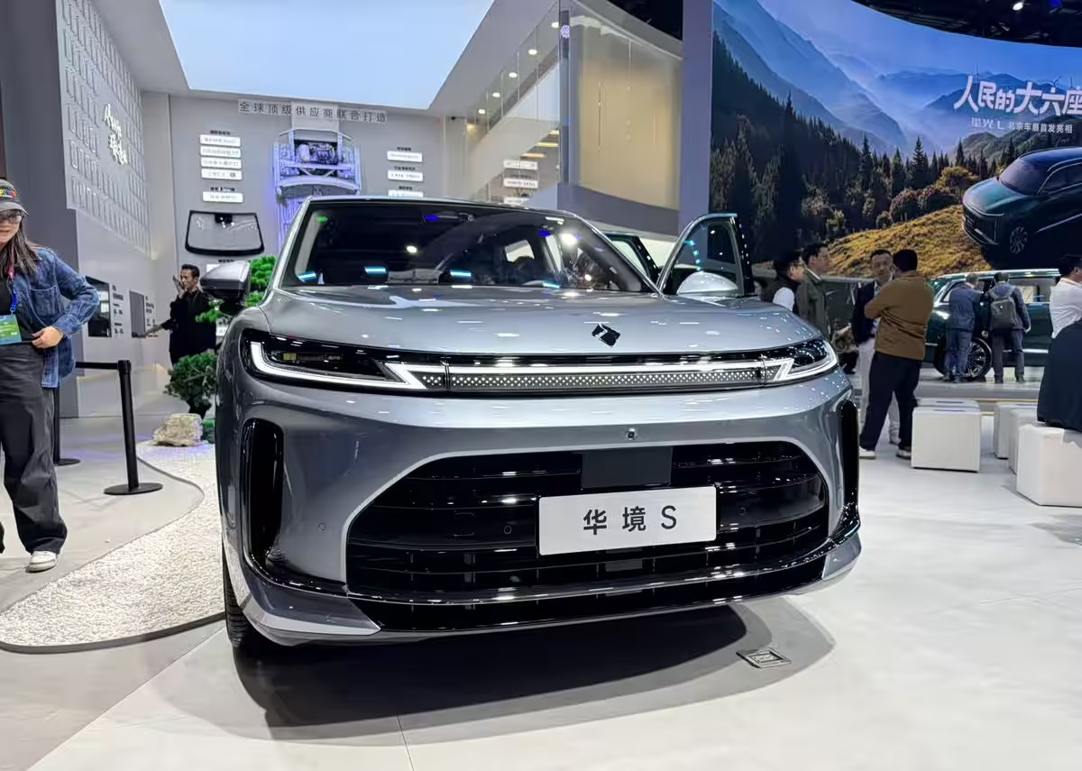 Новый кроссовер Huajing S на стенде Пекинского автосалона 2026 года