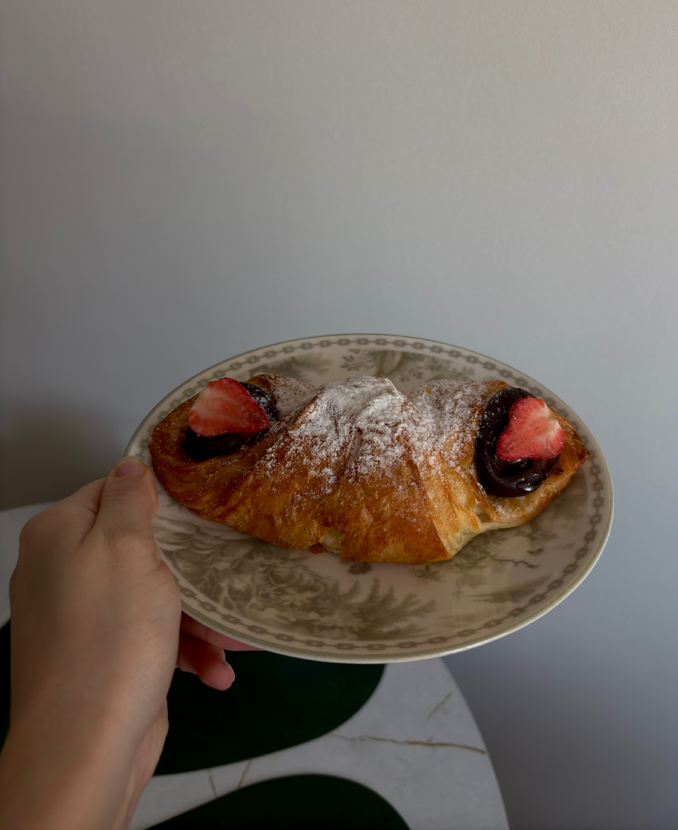 Круассан с шоколадом и клубникой🍓