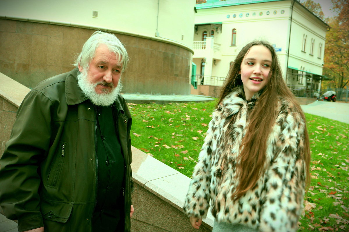 Отец Александр Копяткевич и наша Марусенька. Я привела ее к нему, как только ей исполнилось 7 лет. С тех пор они неразлучны.