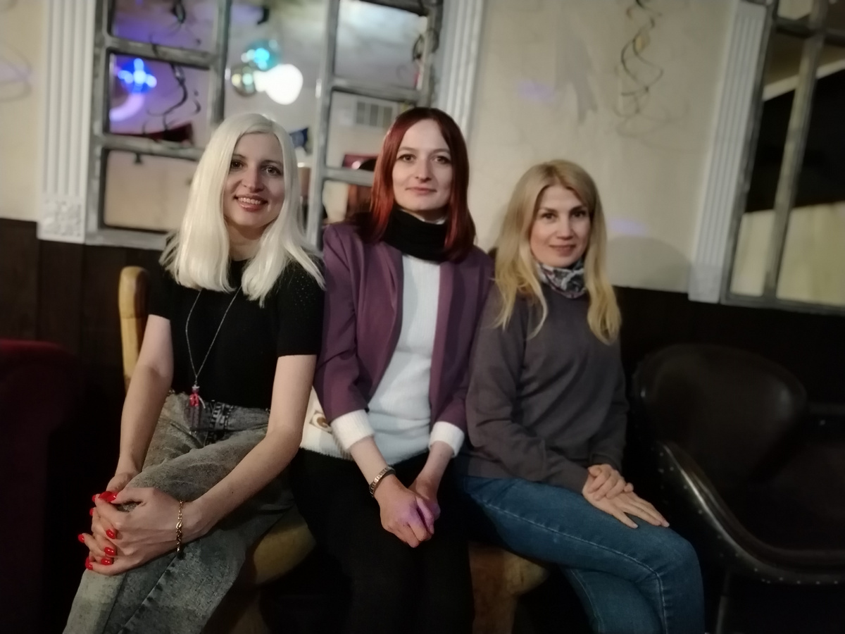 Со своими дзеновскими девочками. 