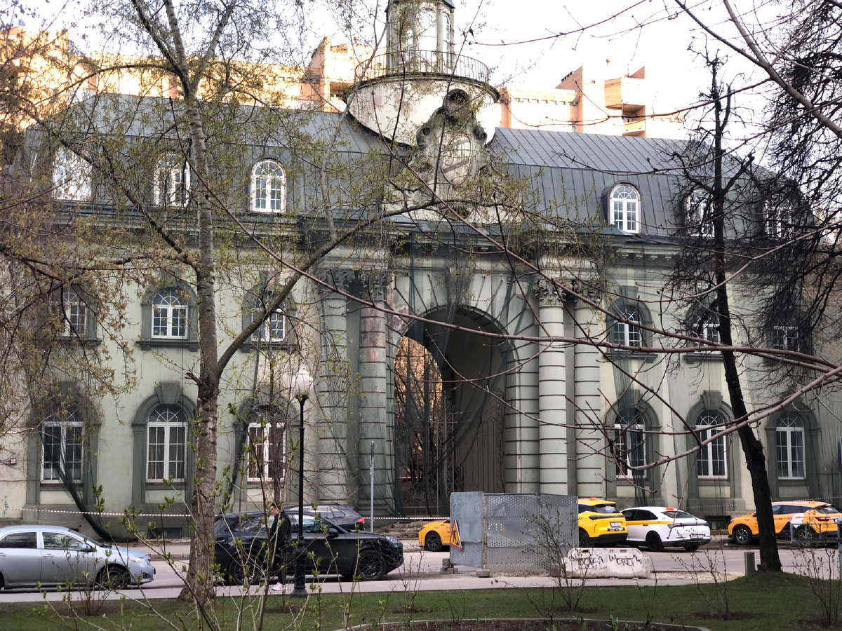 Конюшни Л.А.Манташева на Скаковой улице в Москве. Фото автора.