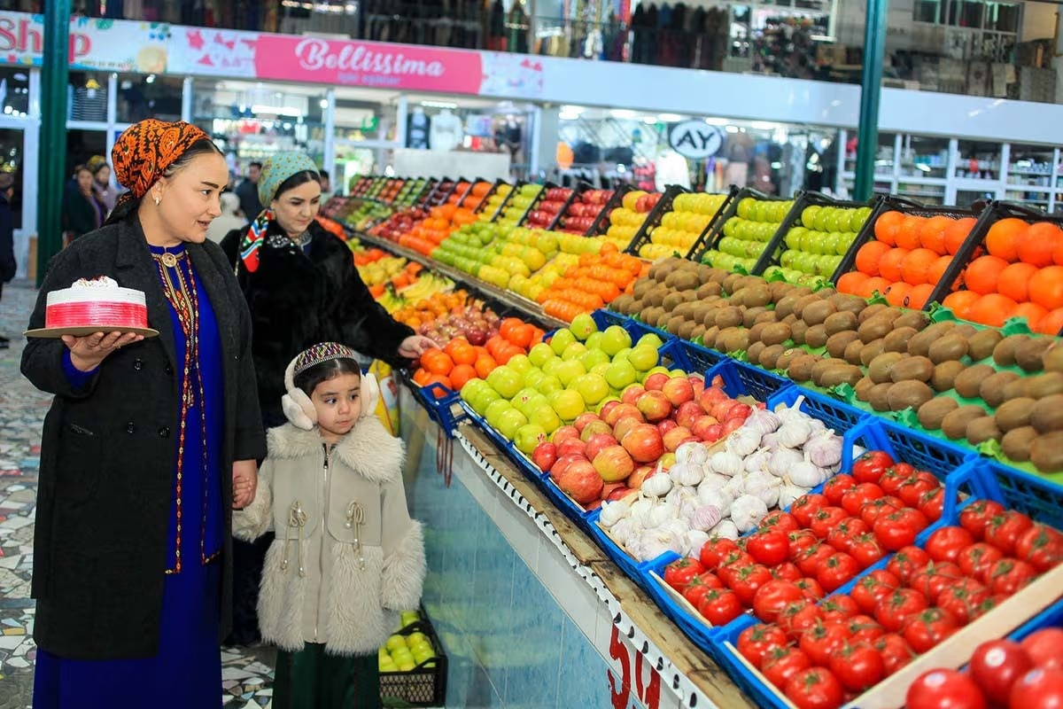 Жители Туркменистана совершают покупки на рынке