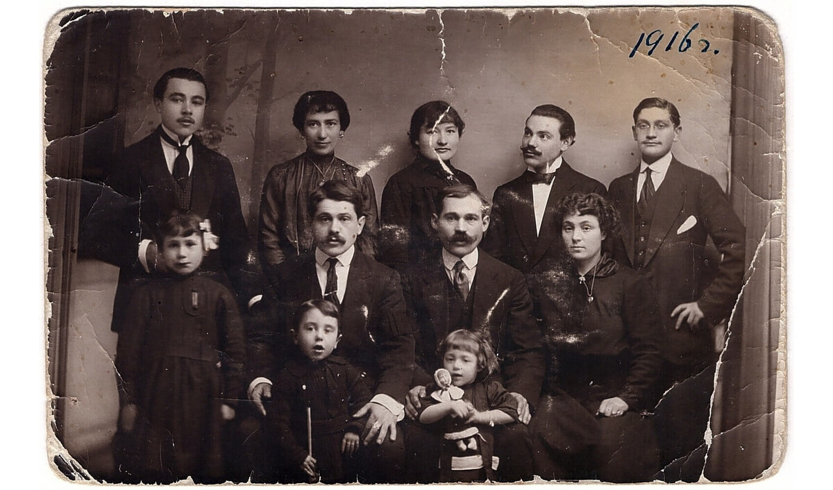 1916, прадед — крайний слева