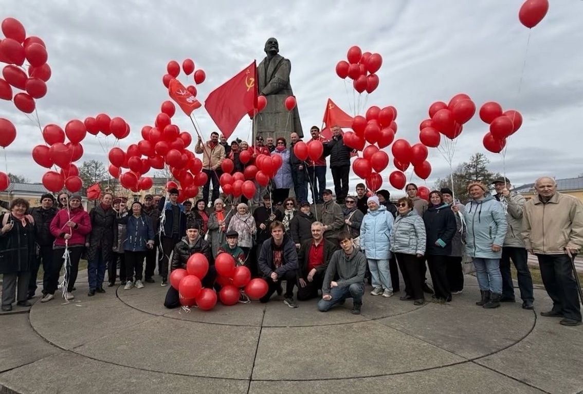 Члены КПРФ у памятника В. Ленина в Петрозаводске. Первомай.