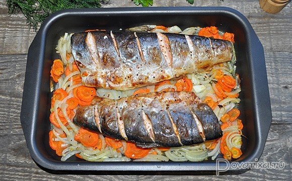 Готовим рыбу голец в духовке - записывайте пошаговый рецепт. Запеченная, ароматная, с нежной мякотью - очень вкусно, просто и полезно.

Знаете, откуда у этой рыбки из семейства лососевых такое название? Чешуя у гольца очень мелкая, тоненькая и плотно прилегает к коже, поэтому рыба выглядит голой. Логично, не правда ли?

Запекать рыбу голец в духовке нужно не очень долго, чтобы не пересушить нежную мякоть. Для ароматизации подойдут любые приправы для рыбы, которые вы любите. К слову, сливочное масло, молотый черный перец и свежий лимон - идеальное дополнение практически для любой рыбы, которую вы собираетесь запекать