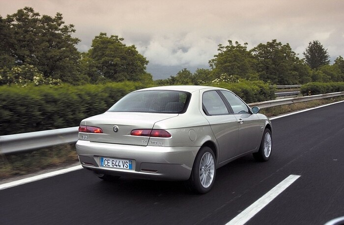 Ручки задних дверей Alfa Romeo-156 были «невидимыми». Фото: kolesa.ru