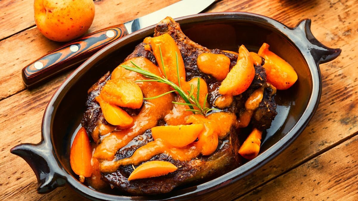 Рецепт мягкой и сочной говядины, запеченной в духовке. Очень интересное, оригинальное и вкусное блюдо - мясо с абрикосами. Любители подобных сочетаний наверняка оценят!

Мясо для приготовления таким способом советую выбирать без костей и жира. Идеально - постная лопатка или толстый край. Для запекания используем специальный рукав, который продается практически в любом магазине.

Фруктовая добавка для запеченной в духовке говядины - консервированные абрикосы с соусом. Магазинные или домашнего приготовления - выбирайте самостоятельно. Соус приготовим на основе заливки, соевого соуса и крахмала. Если сироп слишком сладкий, рекомендую убрать из ингредиентов сахар и добавить немного воды.