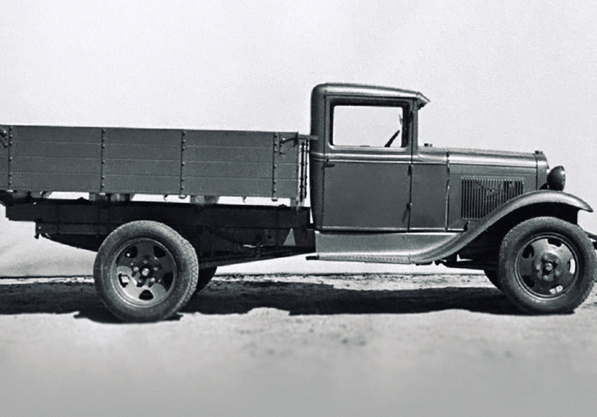 Заводское фото ГАЗ-АА, 1930-е. Советская копия американского Ford AA, каждая деталь узнаваема.
