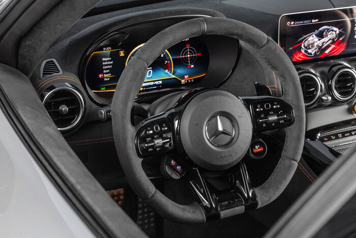 Рулевое колесо и приборная панель AMG GT Black Series. Фото: mercedes-benz-kiev.com