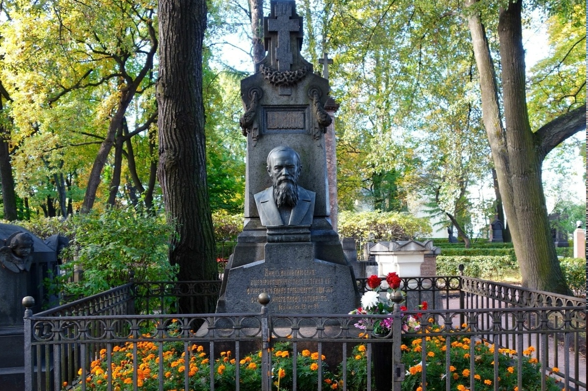 Могила Ф.М. Достоевского на Тихвинском кладбище (г. Санкт-Петербург).