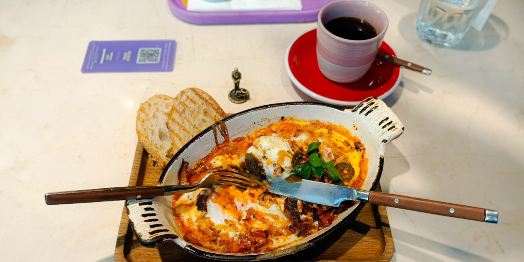 Завтрак в кофейне Breakfast unit на первом этаже атакованной вражеским беспилотником высотки