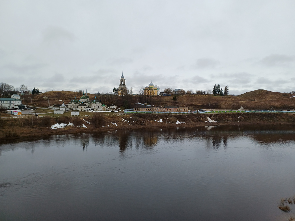 Старицкое городище (вид с моста через Волгу)